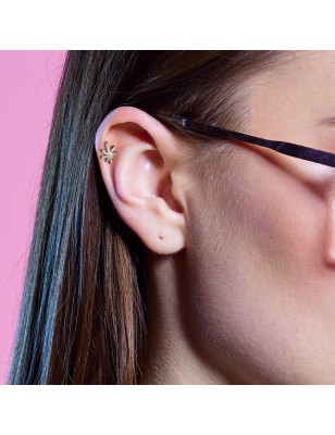 Piercing cartilage hélix feuille de cannabis