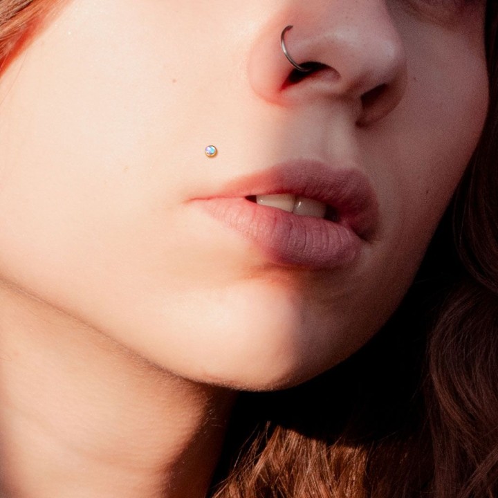 Piercing oreille labret pierre iridescente blanche
