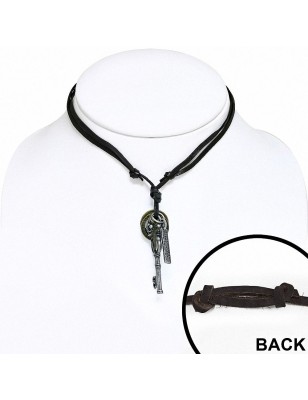 Collier en cuir brun avec pendentif croix clef