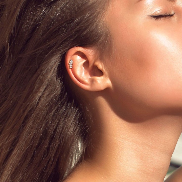 Piercing cartilage hélix incurvé cinq marquise