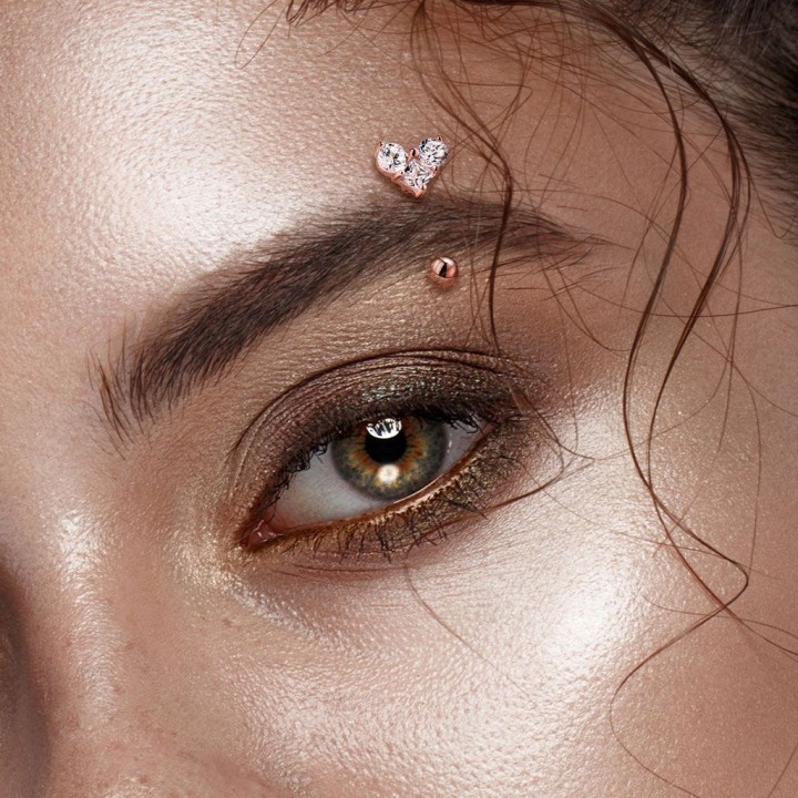 Piercing arcade coeur à 3 zircons plaqué or rose