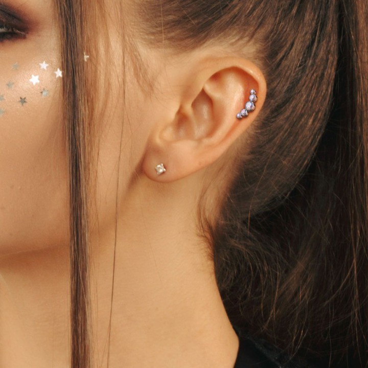 Piercing oreille labret titane incurvé cinq strass aurore boréale