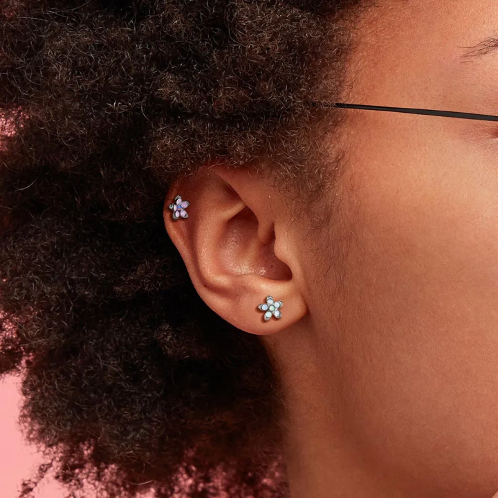Piercing oreille hélix fleur opalite blanche