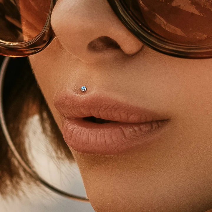 Piercing labret oreille boule sertie strass aurore boréale