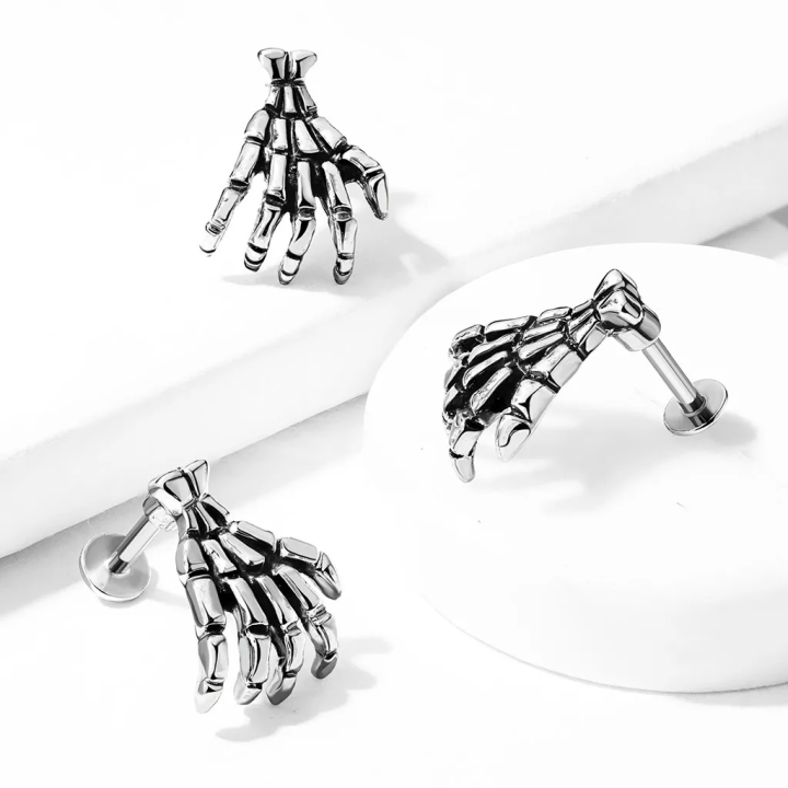 Piercing labret oreille main de squelette