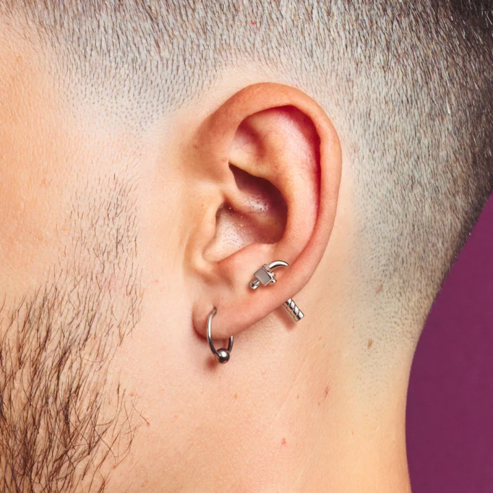 Piercing oreille cartilage hélix argenté marteau
