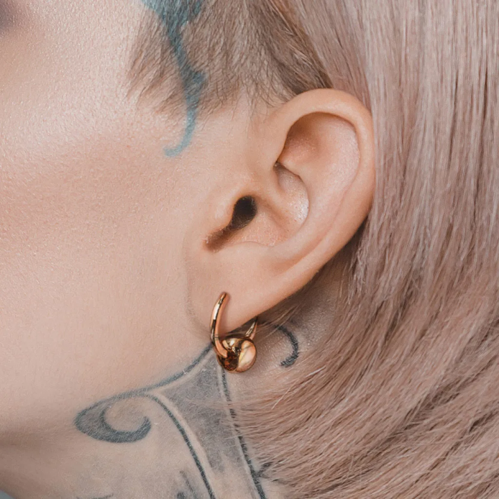 Paire Boucles d'oreille anneaux acier rosé avec boule captive