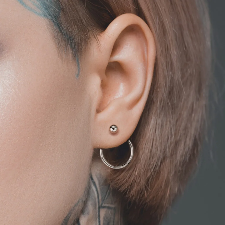 Paire Boucles d'oreille clous boule et anneau arrière argenté