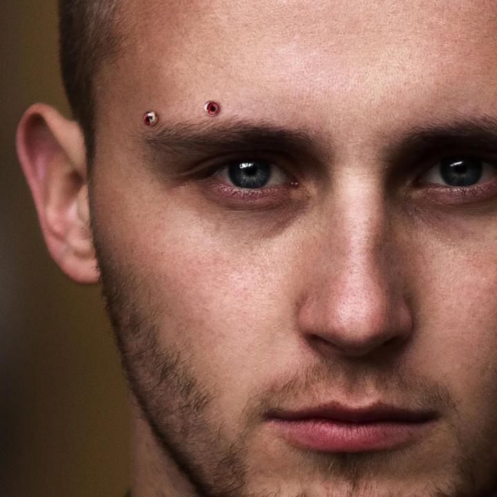 Piercing arcade acier boules oeil rouge
