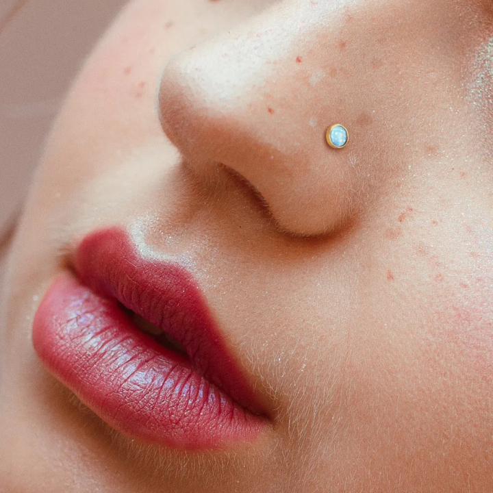 Piercing nez tige droite dorée pierre lumineuse bleu