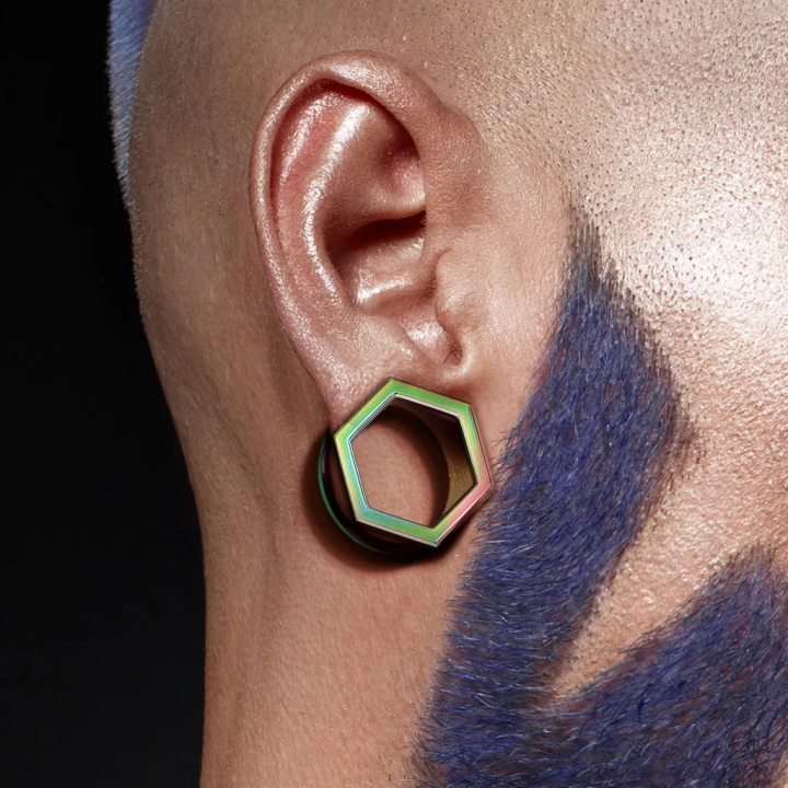 Tunnel d’oreille hexagonal acier rainbow – Piercing stretching