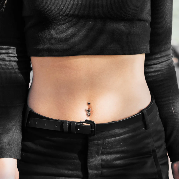 Piercing nombril Playboy – acier noir avec strass et pendentif skull