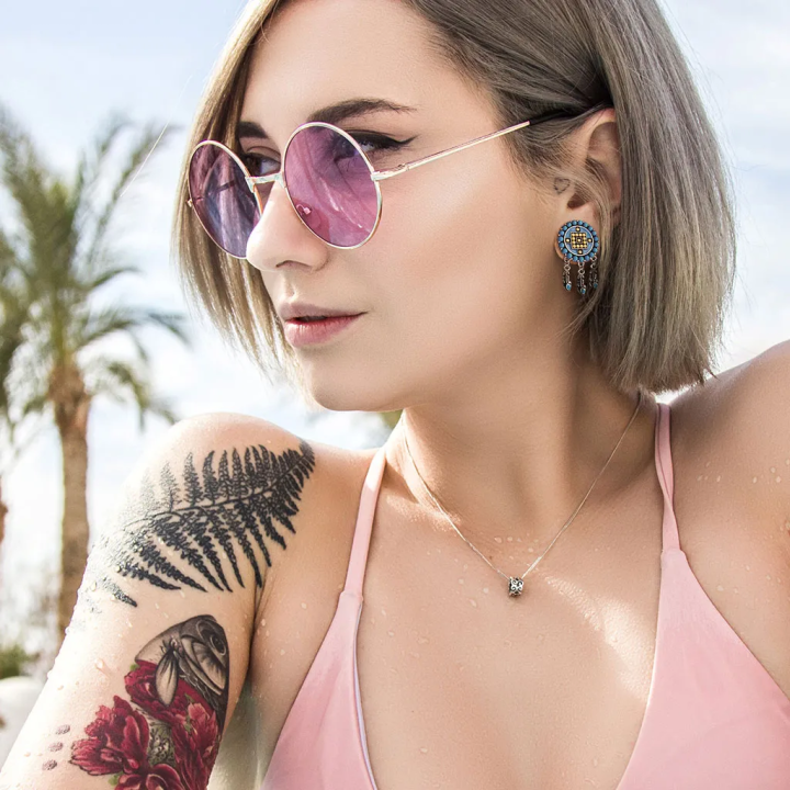 Plug d’oreille acier tribal plumes turquoise – Piercing aztèque