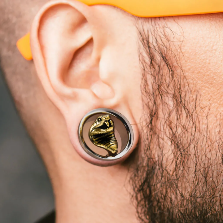 Tunnel d’oreille acier cobra doré – Piercing serpent