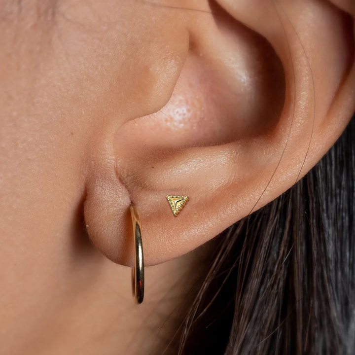 Piercing oreille triangle perlé doré – tragus hélix cartilage