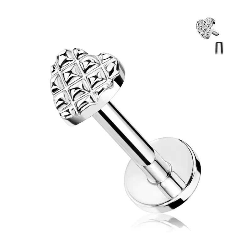 Piercing labret oreille hélix coeur texturé argenté