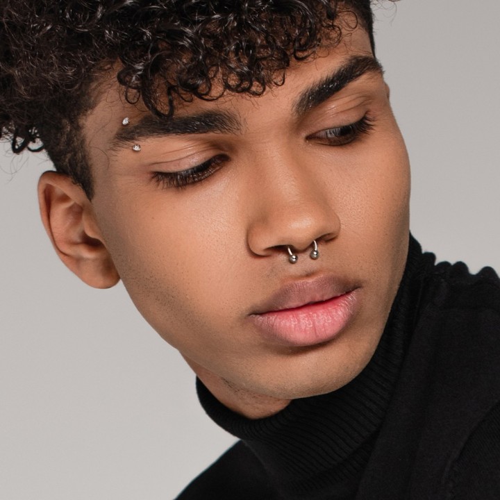 Piercing banane titane serti de strass – Pour arcade et rook