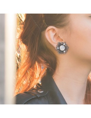 Tunnel acier fleur opalite blanche – Bijou de piercing élégant