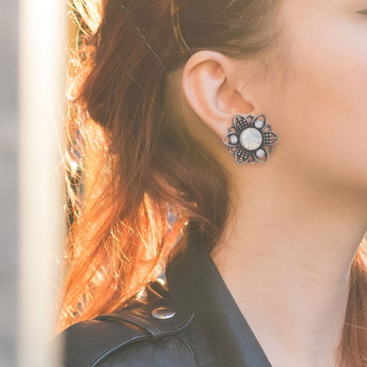 Tunnel acier fleur opalite blanche – Bijou de piercing élégant