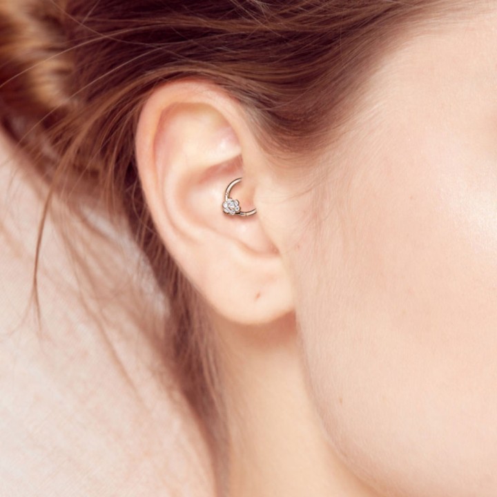 Anneau fleur doré en titane – Piercing daith et septum élégant