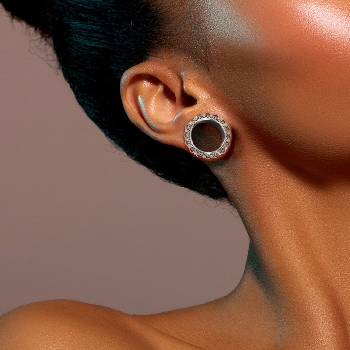 Tunnel acier filigrane cœur – Bijou d’oreille élégant et raffiné