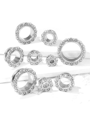 Tunnel acier filigrane cœur – Bijou d’oreille élégant et raffiné