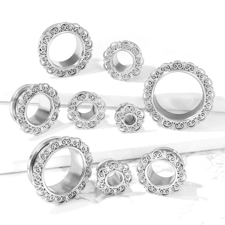 Tunnel acier filigrane cœur – Bijou d’oreille élégant et raffiné