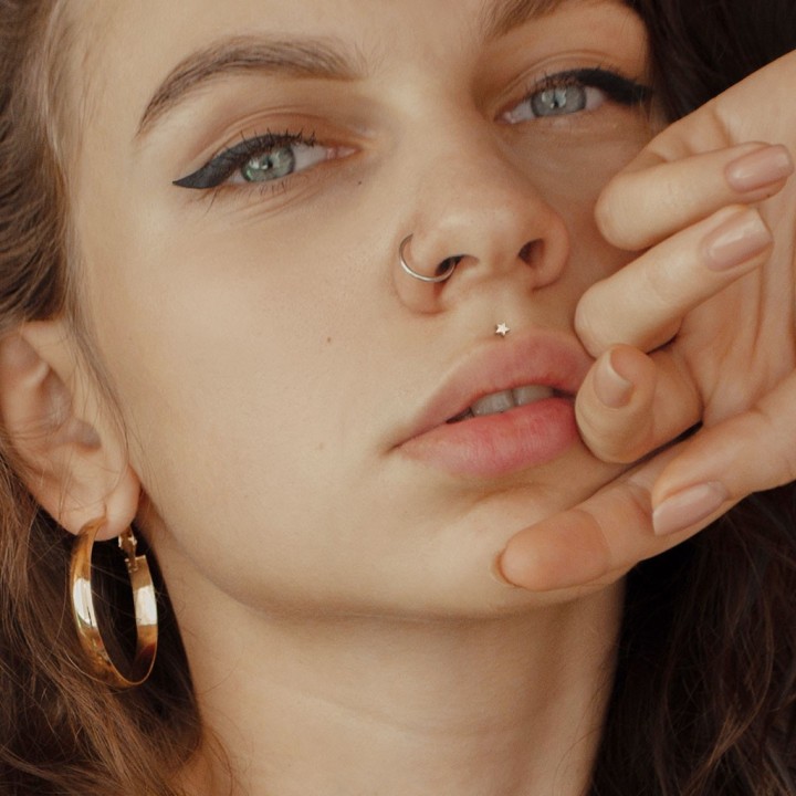 Labret étoile or jaune 14K push-in | Piercing d’oreille élégant