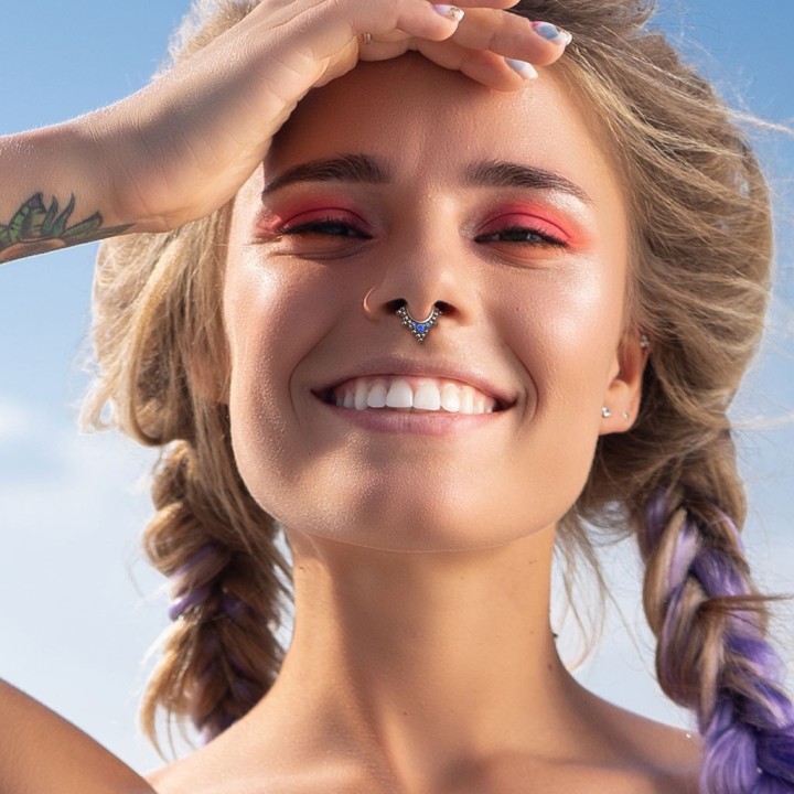 Piercing Daith Septum Clicker Titane ASTM F136 – 3 Opales Bleues & Billes Tribales | Piercing Street