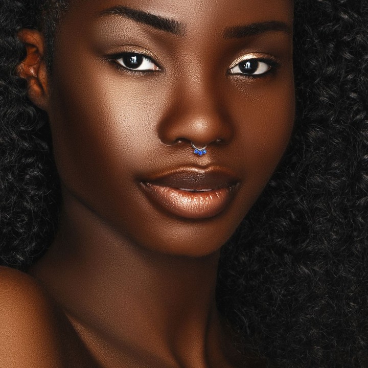 anneau de septum en titane serti de 3 opales bleues - porté par un mannequin