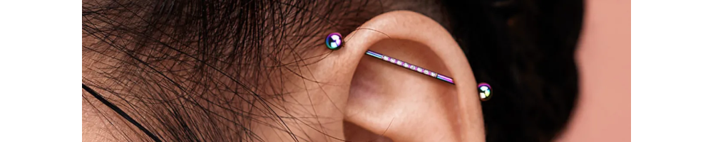 Piercings Industriels : Barres d’Oreille Audacieuses & Tendance