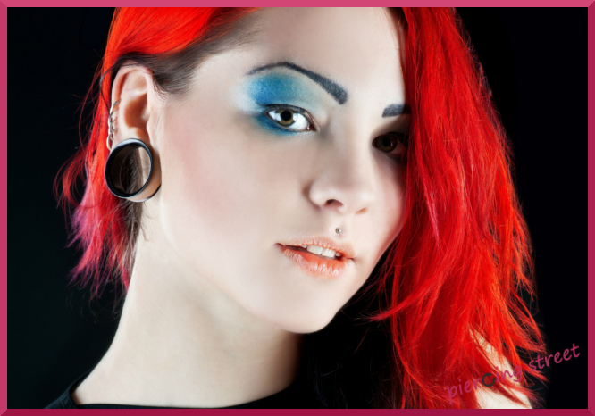 piercings et plug sur oreille de femme